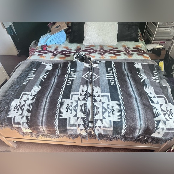 Alpaca 🦙 yarn 🧶 double sided, poncho with hoodie, Peruvian. - Picture 2 of 5